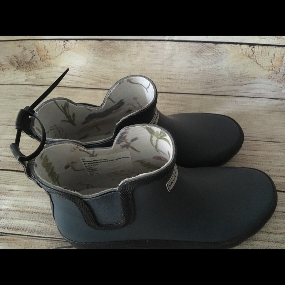 ☔️ Rain Boots - Picture 3 of 4